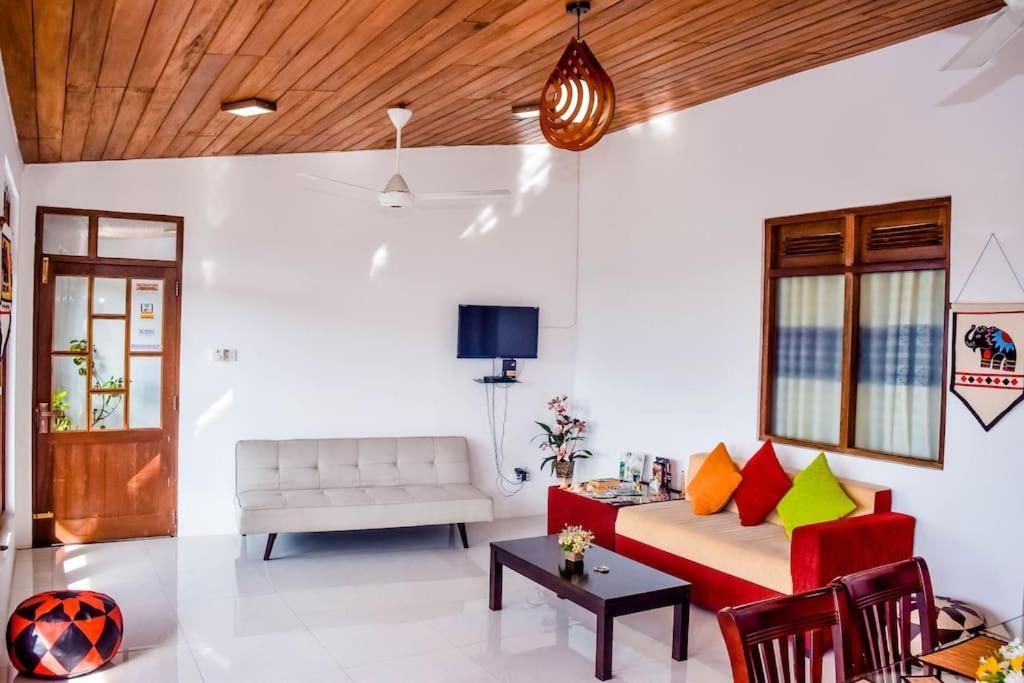 Saru Holiday Apartment - Upto 6 Guests Kandy Buitenkant foto