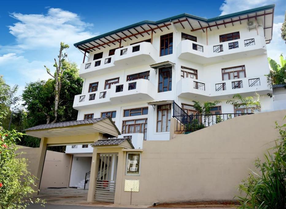 Saru Holiday Apartment - Upto 6 Guests Kandy Buitenkant foto