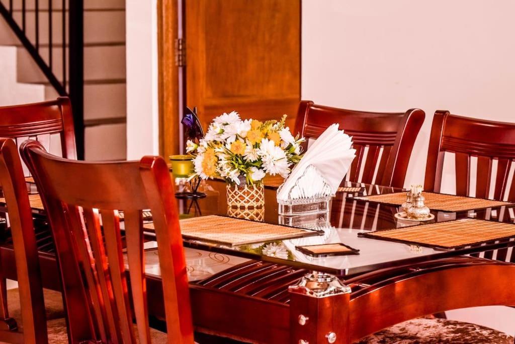 Saru Holiday Apartment - Upto 6 Guests Kandy Buitenkant foto