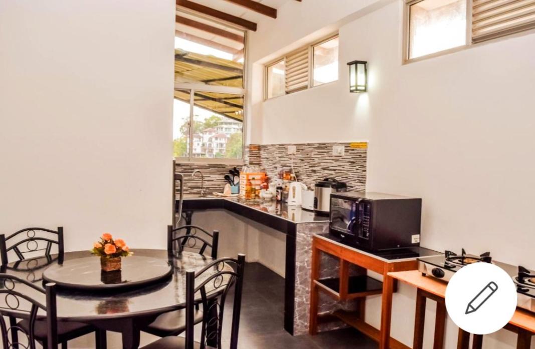 Saru Holiday Apartment - Upto 6 Guests Kandy Buitenkant foto